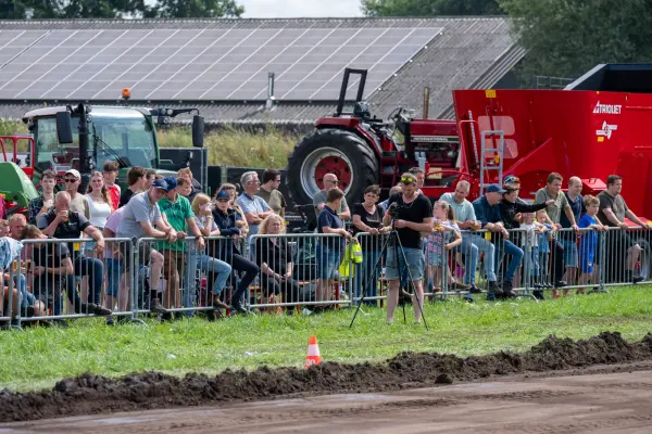 Vol publiek langs de baan